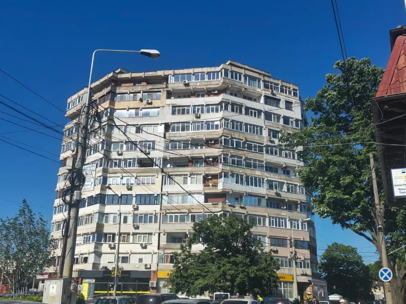 Blocul din Galați afectat de un incident cu o dronă: locatarii, relocați temporar de primărie