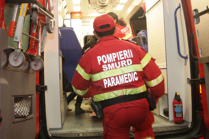 Copil găsit mort în casă, la Galați. Mama și ceilalți doi minori au fost duși la spital