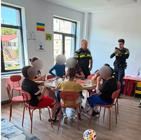 Lecție împotriva bullying-ului pentru copiii din Târgu Bujor. Polițiștii au explicat pericolele agresiunii fizice și online