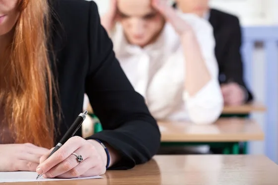 Start pentru Evaluarea Națională. Elevii de clasa a VIII-a susțin examenul la Limba și literatura română