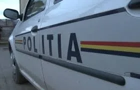 Un tânăr a murit după ce mașina în care se afla s-a răsturnat în albia unui râu
