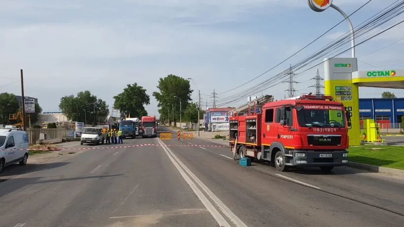 Galerie foto/Circulație blocată pe Drumul de Centură: o autoutilitară a lovit o țeavă de gaze