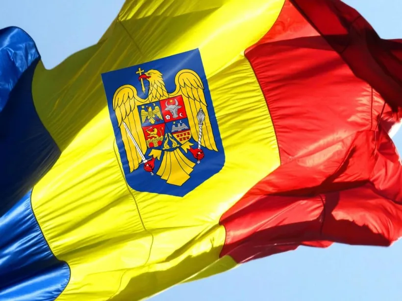 Trei tineri gălățeni, cercetați de poliție după ce au aruncat drapelul țării într-o râpă