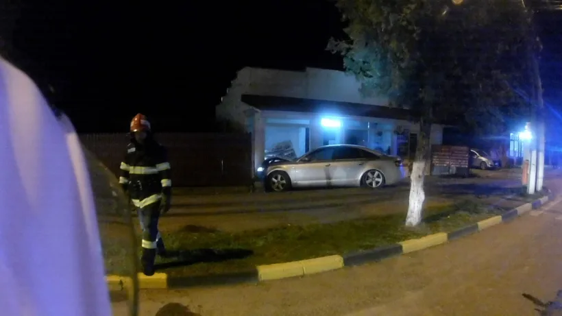 VIDEO Un autoturism Audi a intrat într-un magazin și a rupt o țeavă de gaze