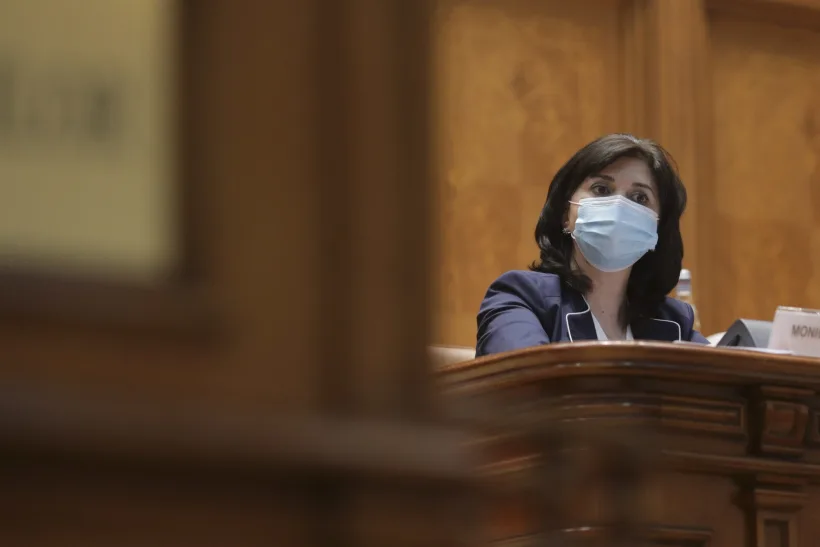 Moţiunea "Pas cu pas am ajuns în colaps educaţional - PNL a creat România NeEducată" adoptată cu 172 de voturi