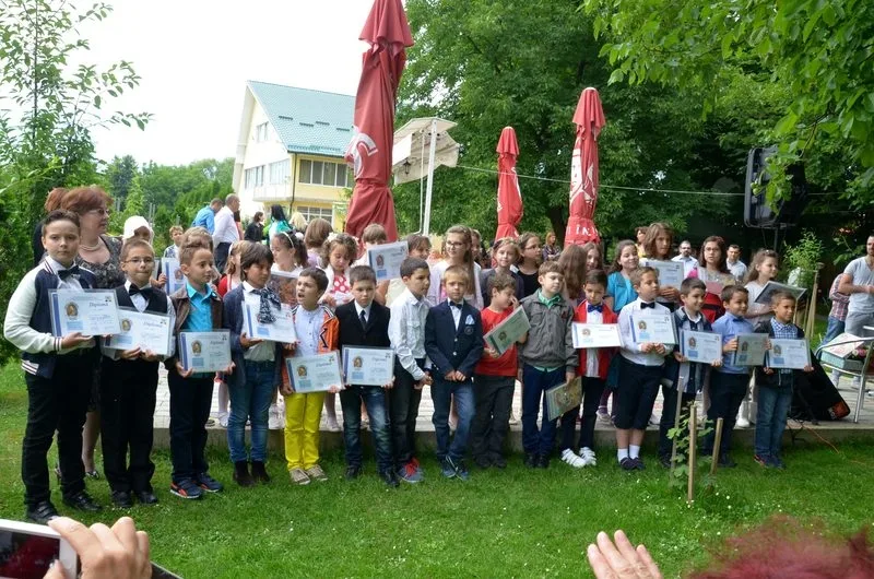 Sunt interzise serbările și festivitățile de sfârșit de an în curtea școlii!