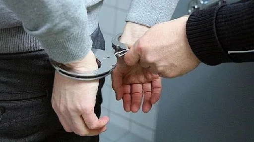 Un bărbat din Galați, reţinut după ce a exploatat timp de șase ani mai multe tinere, inclusiv minore