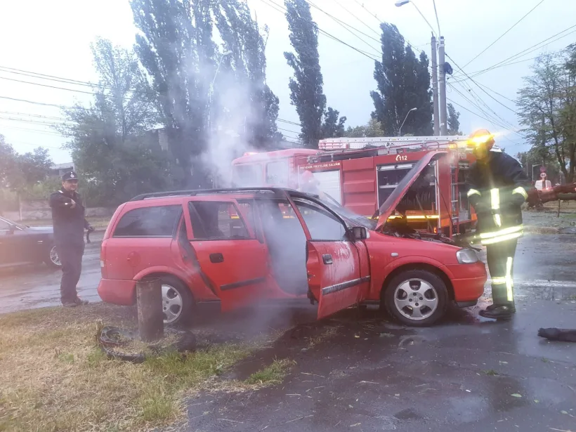 VIDEO O mașină a luat foc în mers, pe o stradă din Galați. Autoturismul a ars în proporție de 80%