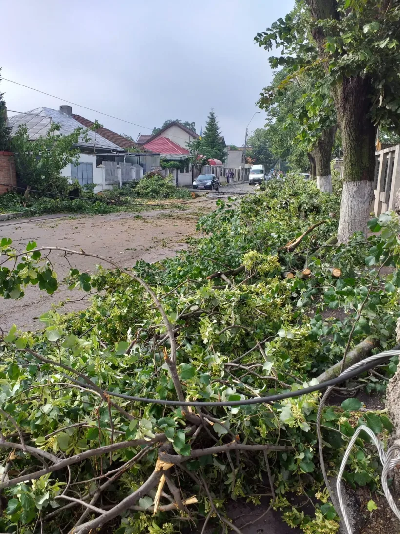 O strada din Galați este blocată de aproape o zi din cauza furtunii/GALERIE FOTO