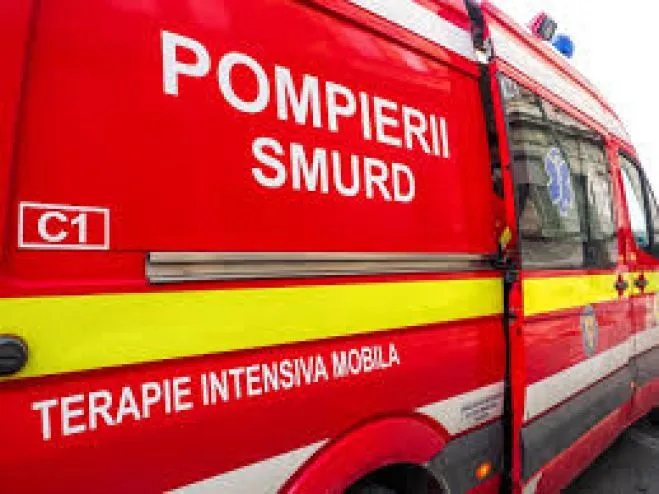 Un copil, în spital după ce mama lui a intrat cu mașina într-un cap de pod din beton