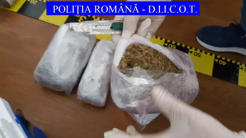 Un tânăr a fost prins cu un kilogram de cannabis. Drogurile erau ascunse într-un colet cu haine expediat din Spania