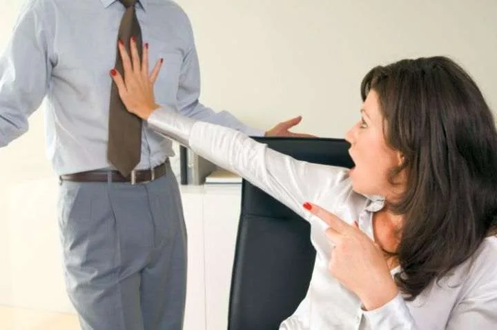 Amenzi pentru discriminări și hărțuiri la birou de până la 20.000 de lei