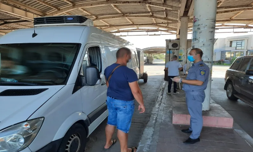 Un tânăr a plătit 700 de euro pentru un permis de conducere fals. El a fost prins de polițiști