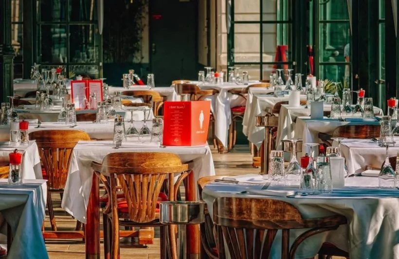 Reguli pentru redeschiderea restaurantelor în interior: Registru la intrare, benzi cu sens unic și șase clienți la masă