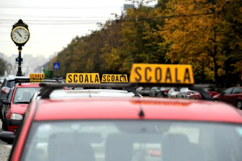 Instructor auto, trimis în judecată pentru trafic de influență. Ce sume de bani le cerea cursanților