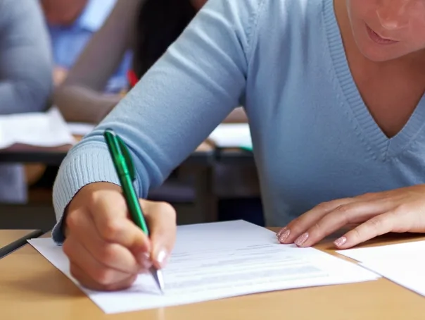 Cum pot beneficia studenţii antreprenori de granturi de până la 100.000 de euro, dar și de burse sociale