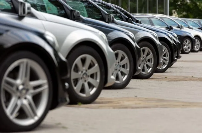 Cum vor putea dealerii de autovehicule să înmatriculeze direct autoturismele noilor proprietari