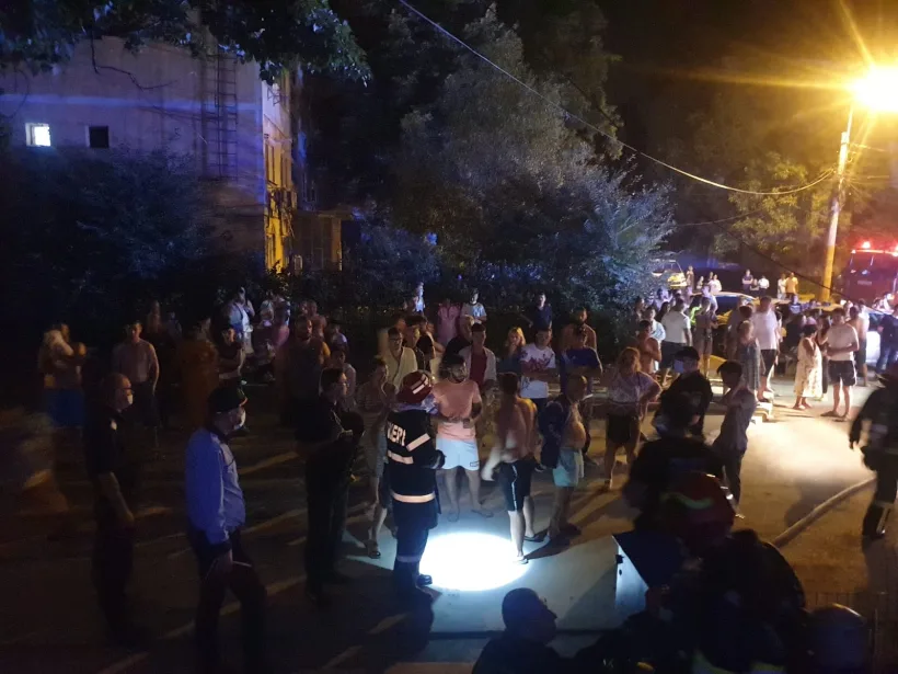 VIDEO Zeci de persoane evacuate dintr-un bloc din Galați din cauza unui incendiu. Printre locatarii evacuați au fost și vârstnici cu probleme de mobilitate