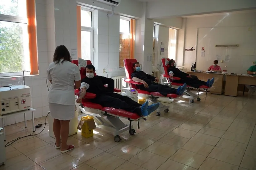 Galerie foto/Solidaritate, în vreme de pandemie. Preoţii şi credincioşii gălăţeni au donat sânge pentru bolnavii din spitale