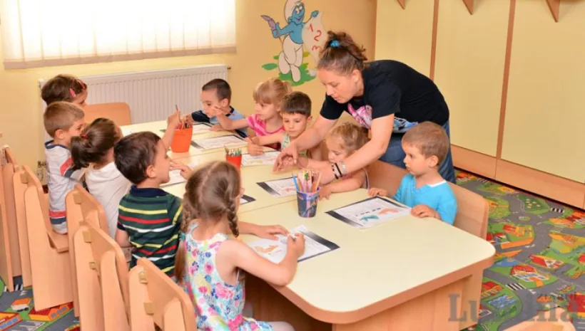 Părinții au interzis accesul în grădiniță sau școală când își duc sau își iau copiii