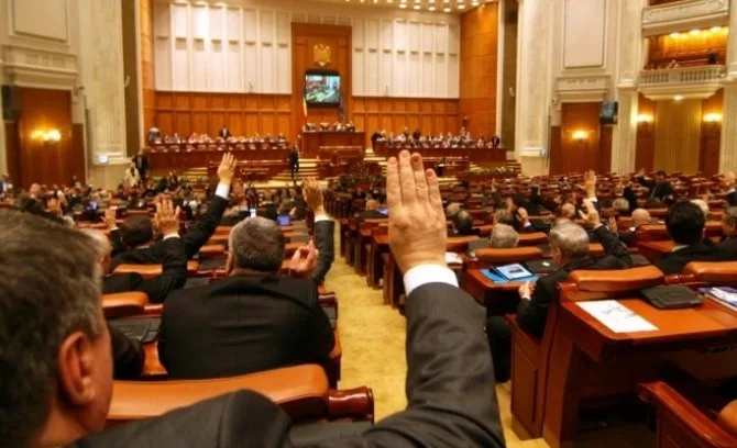 SURPRIZĂ: PSD a reintrodus în comisiile din Parlament creșterea pensiilor cu 40% și majorarea salariilor profesorilor