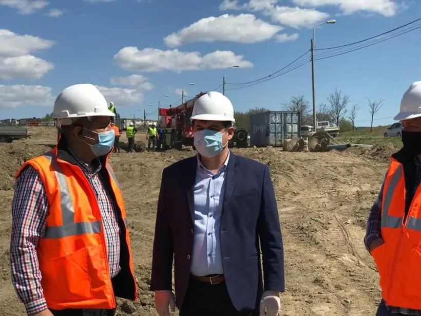 Avansează lucrarea de pe centura orașului Galați. Utilajele construiesc fundația viitorului pod de la Talcioc