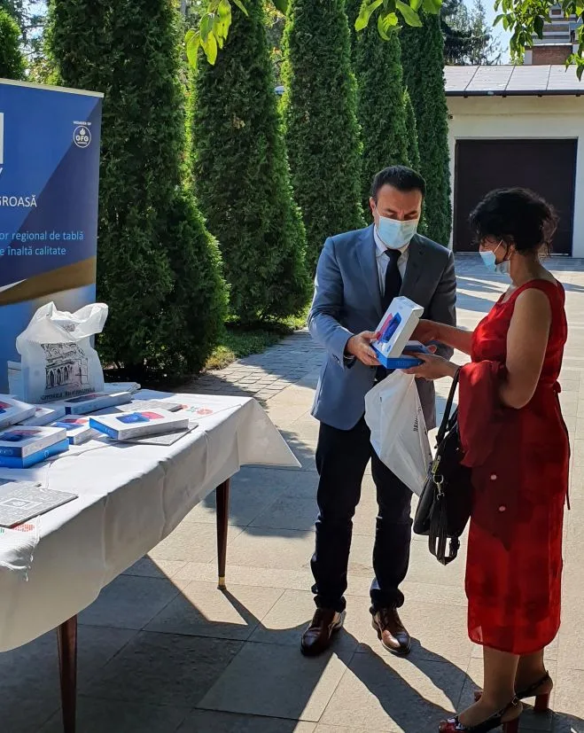 Tablete și carduri de internet, donate profesorilor de Liberty Galați