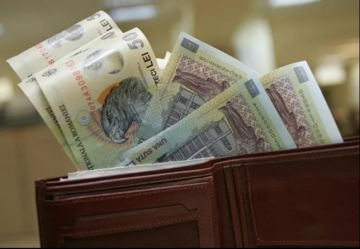 Un bătrân din Galați a găsit pe o bancă un portofel cu peste 6.000 de lei. Ce a făcut cu el