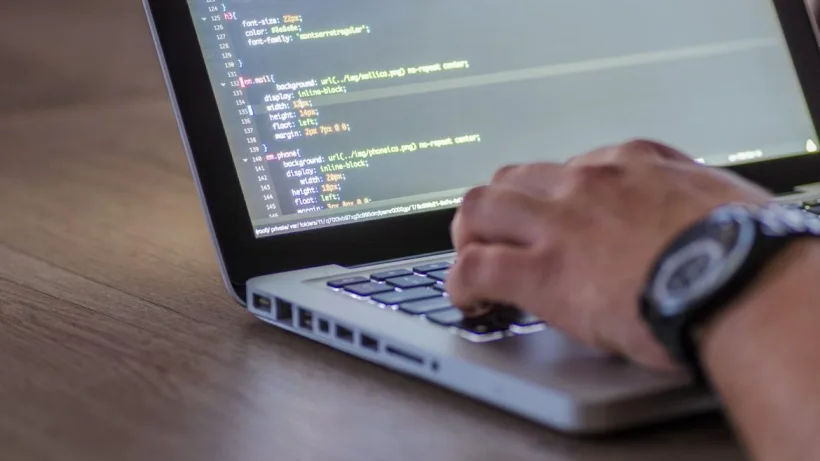 Cursuri IT Google gratuite pentru studenții care vor să învețe programare