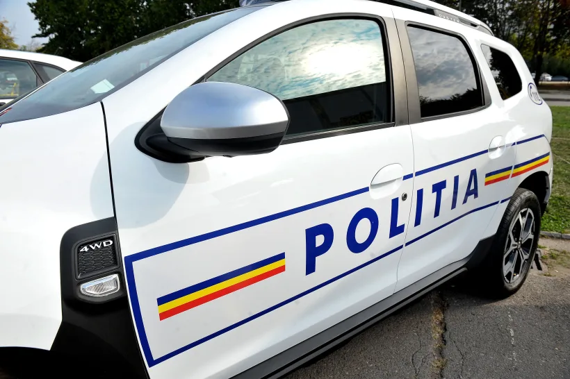 Un tânăr fără permis de conducere a lovit intenționat autospeciala polițiștilor