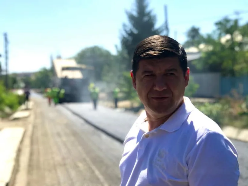 Continuă lucrările pe drumurile județene. Constructorii utilizează materiale moderne
