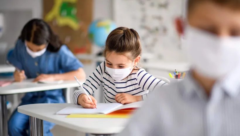 Ministrul Educației: "Elevilor care își dau masca jos în clasă sau în școală, încălcând regulile, li se poate scădea nota la purtare"