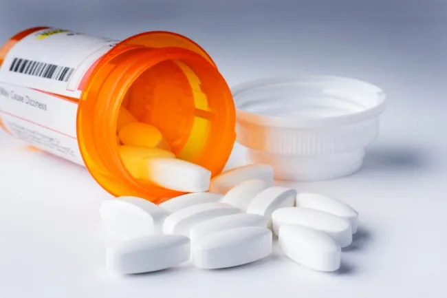 Două medicamente folosite în tratamentul Covid în România au ”efecte adverse”