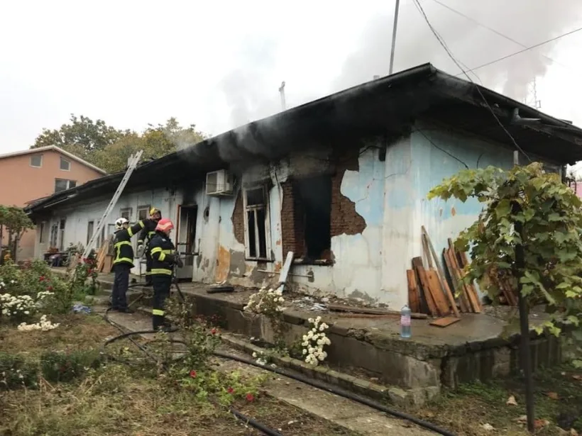 VIDEO Explozie într-o locuință din Tecuci. Un bărbat a fost grav rănit