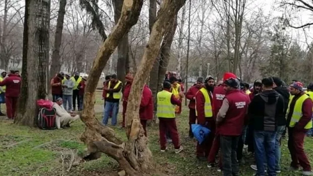 Protest.100 de muncitori pakistanezi, angajați ai unei firme de construcții din Galați, au oprit lucrul
