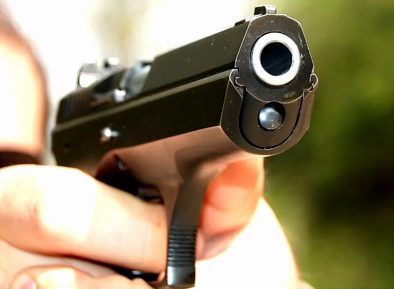 Scandal la Tecuci. Un bărbat a amenințat o femeie de 70 de ani cu un pistol