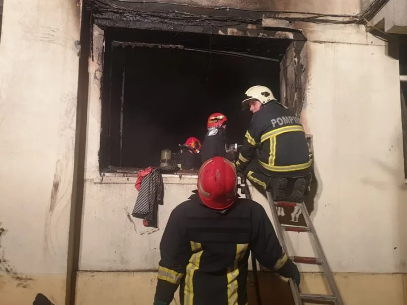 VIDEO Doi oameni au murit în urma unui incendiu la un bloc din Galați. Alte 25 de persoane, evacuate
