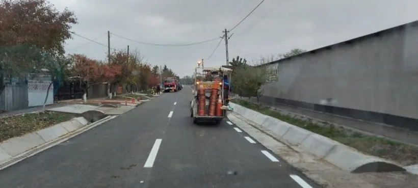 Se lucrează pe drumurile județene. Circulația este îngreunată in zona Ivești-Călmățui și la Vârlezi