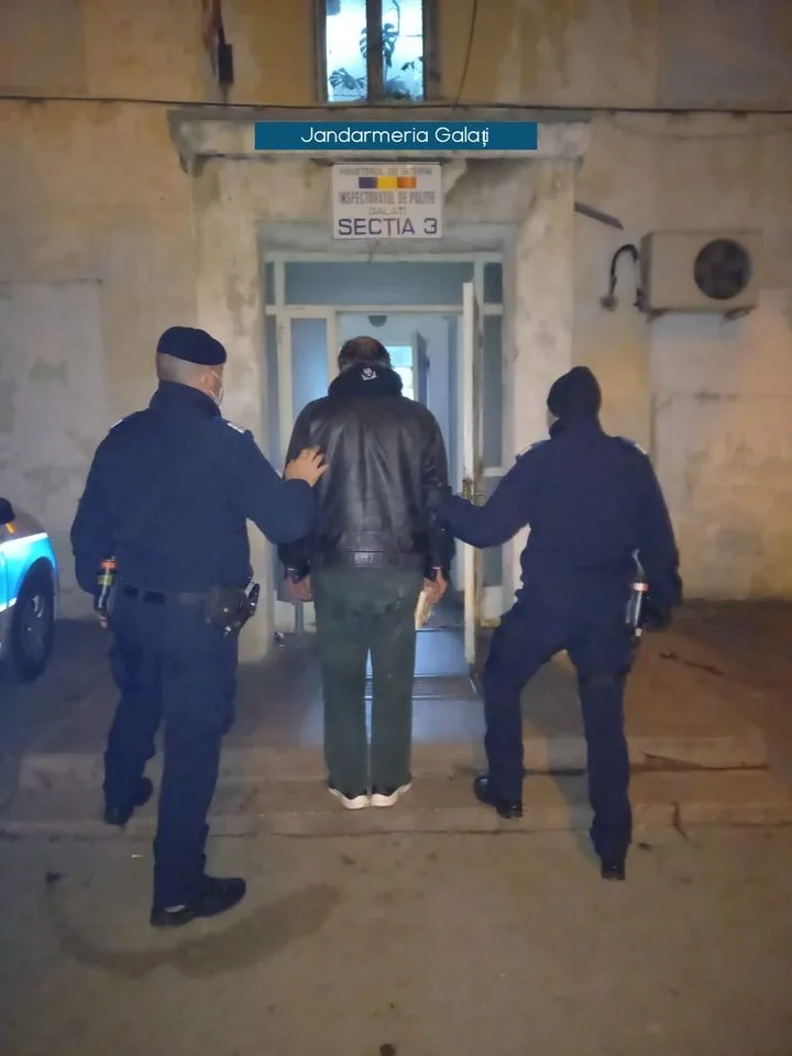 Un bărbat din Galați a furat o centură ombilicală de 117 lei dintr-o farmacie și a vândut-o, în stația de autobuz, cu 5 lei