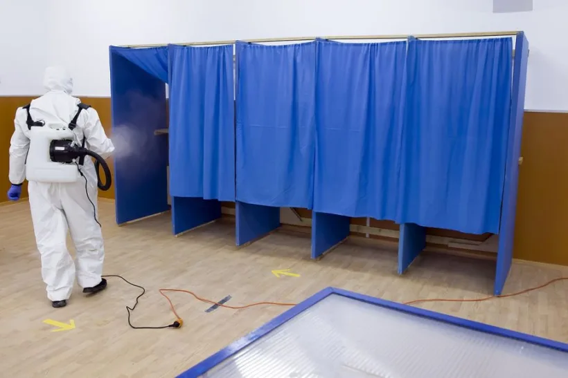 Secțiile de votare, pregătite pentru alegerile parlamentare. Autoritățile asigură soluții dezinfectante și măști sanitare