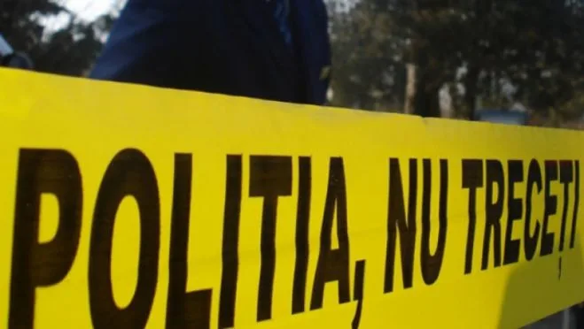 Un bărbat găsit mort între solarii, în localitatea Umbrărești