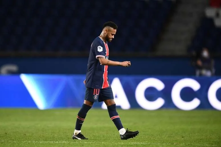 Neymar şi-a lăsat amprenta pe Aleea Celebrităţilor de pe Maracana