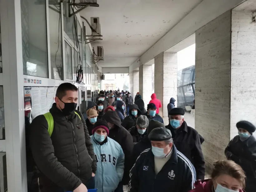 Aglomerație în prima zi la taxe și impozite. Oamenii nu au respectat distanțarea socială
