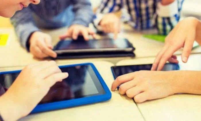 Ministrul Educației: "Inspectorii școlari sunt de vină pentru că au raportat “sub semnătură” cifre eronate despre elevii care au nevoie de tablete și dispozitive pentru școala online"