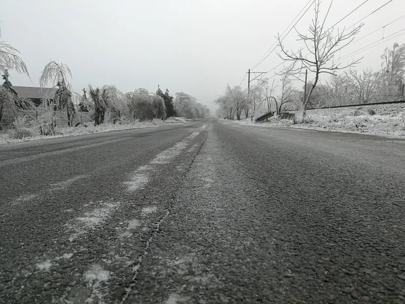 Atenți, șoferi! Porțiuni acoperite cu polei pe drumurile din județul Galați