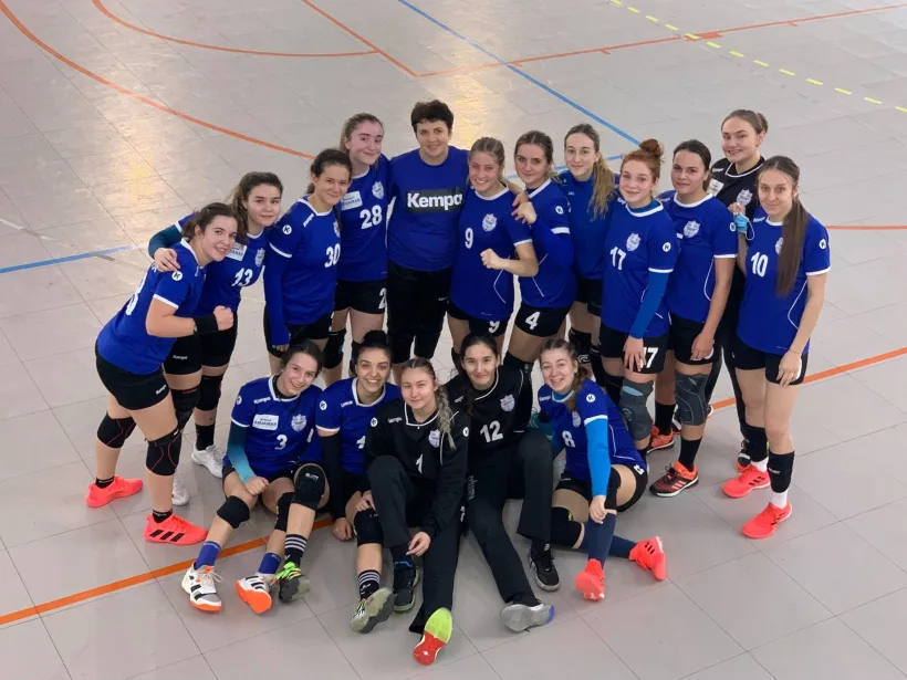 Victorie la 20 de goluri pentru junioarele mari de la CSM Galaţi