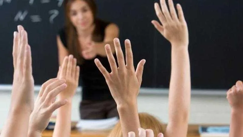 Profesorii care vor face ore de consolidare a materiei cu elevii pot primi și ei bani din programul pentru cursuri remediale
