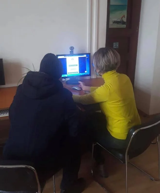 Costel Fotea: Peste 100 de gălăţeni au solicitat sprijinul bibliotecarilor pentru a utiliza platforma ROVACCINARE sau pentru a plăti online taxele