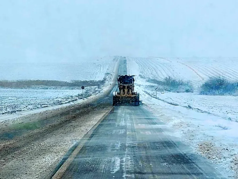Galerie foto/Zeci de utilaje intervin pe drumurile judeţene pentru deszăpezire. Nu sunt blocaje în acest moment