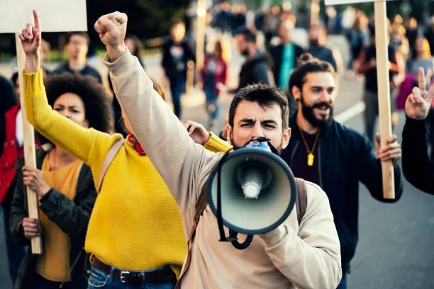 Grefierii și Polițiștii în stradă. Proteste din cauza salariilor